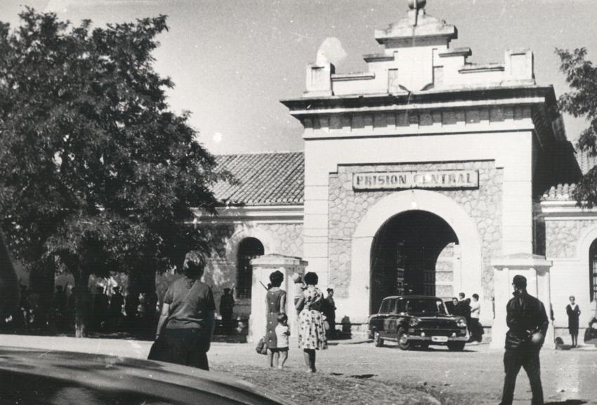 Puerta principal del Penal de Burgos. Años 60